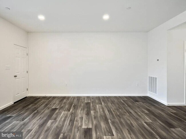 Building Photo - 7884 Briarwood Dr