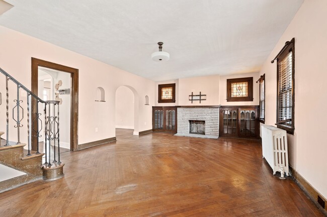Building Photo - Spacious 4 Bed/2 Bath Home in Brentwood - Original Charm, Off-Street Parking - Available October!