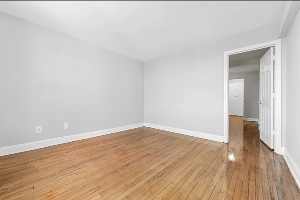 Building Photo - 433 W 44th St