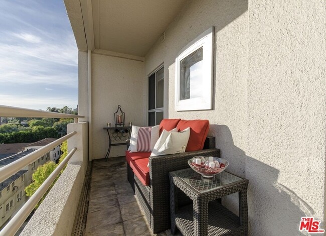 Foto del edificio - 1131 Alta Loma Rd