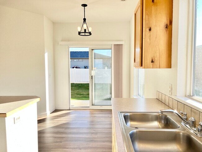 Comedor y puerta del patio (vista desde la cocina) - 139 N Plummer Rd