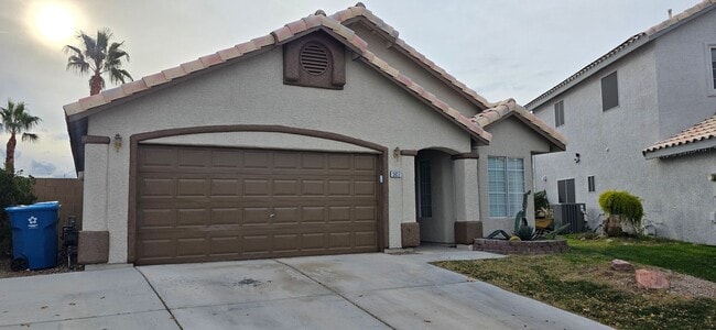 Building Photo - Beautifully kept 3 bedroom 2 bath single family home near the Centennial Hills area.