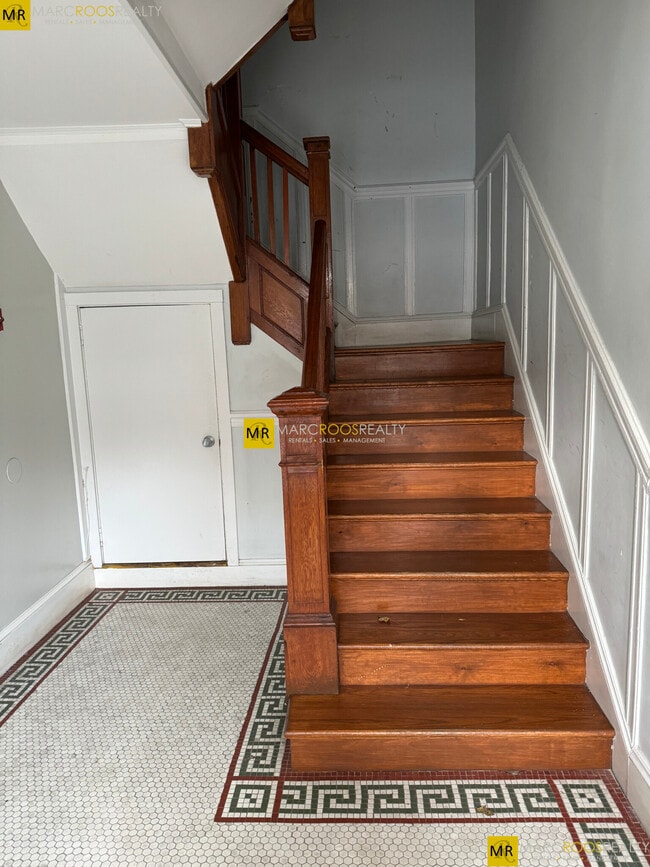 Building Photo - 148 Strathmore Rd