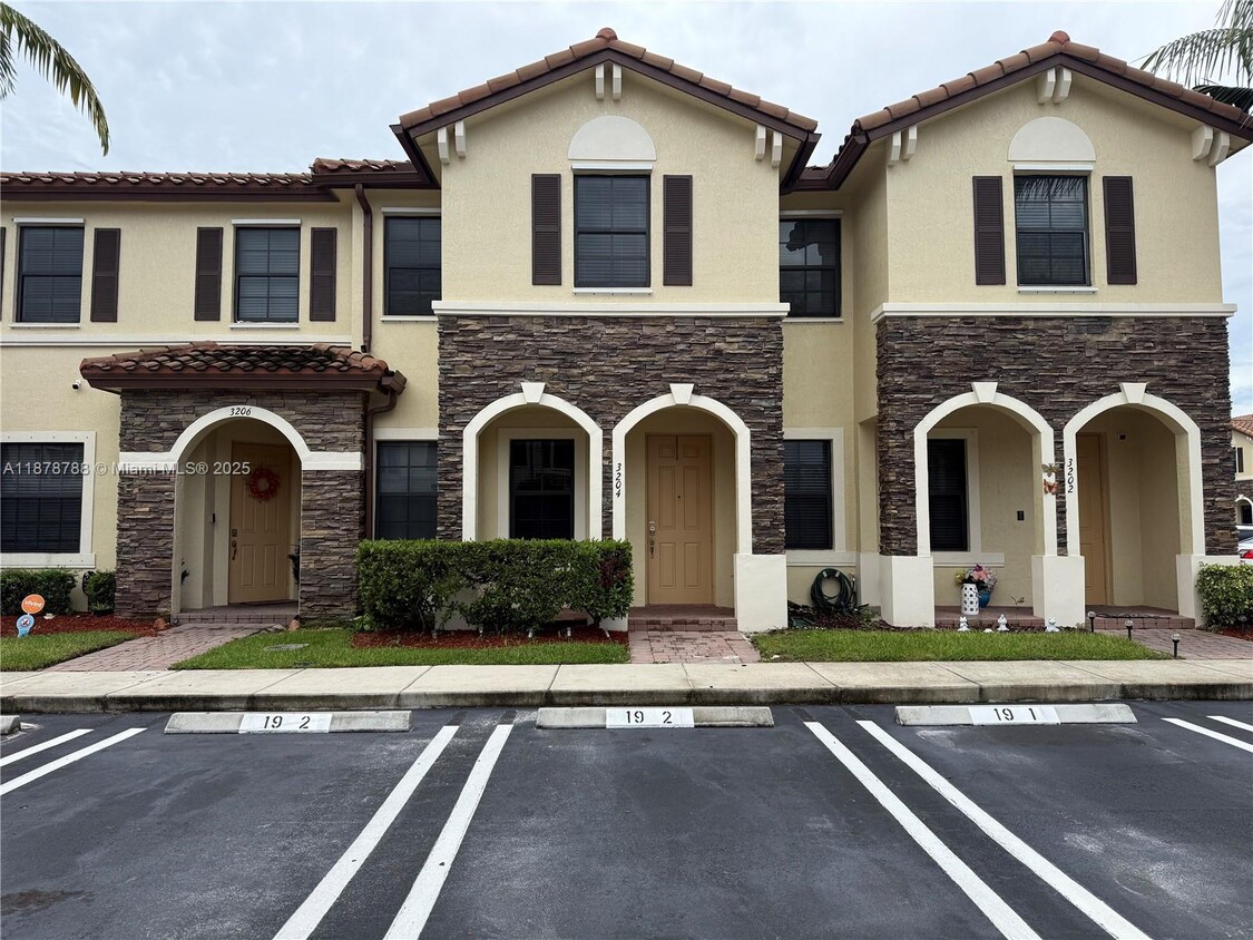 Foto principal - 3204 SE 5th Ct
