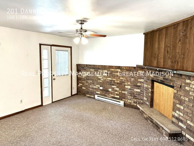 Building Photo - Great Deforest One plus Den apartment with...