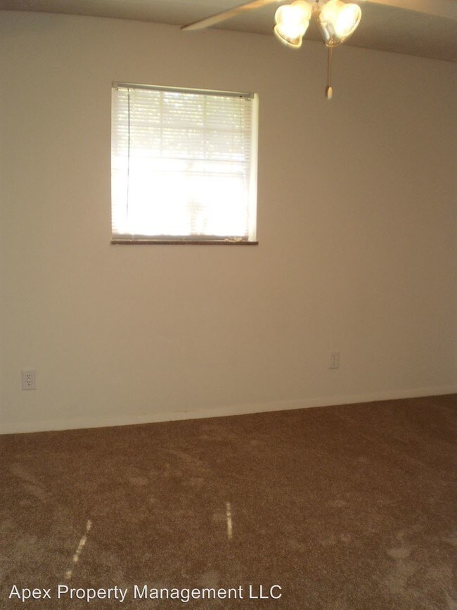 Building Photo - 1221 W Parkway Ave