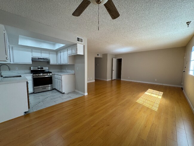 Building Photo - 544 E Tujunga Ave
