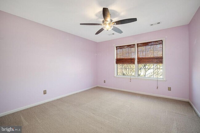 Building Photo - 2205 Maplewood Dr