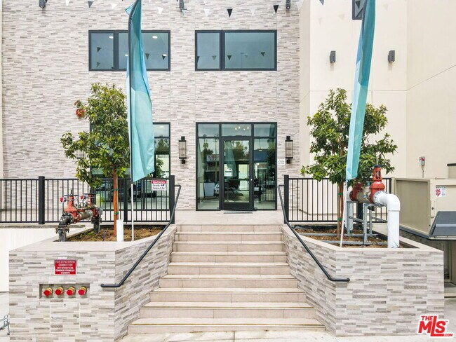 Foto del edificio - 3977 Beverly Blvd