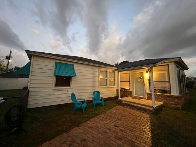Building Photo - 416 Gibbs Rd