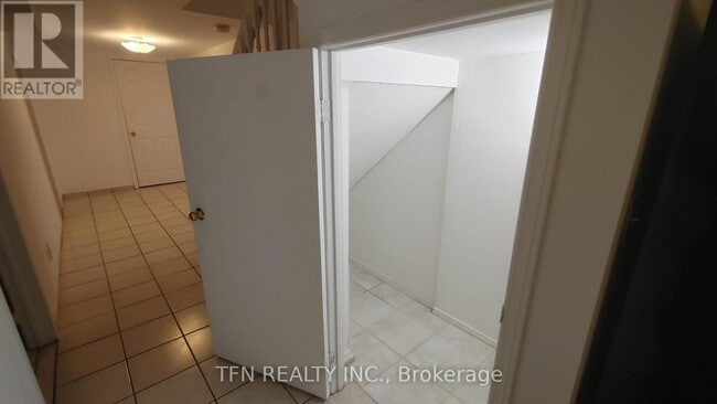 Building Photo - 112 Trafalgar Square