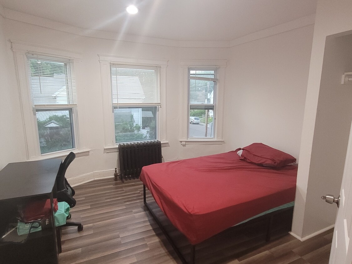 Primary Photo - 159 Oak St