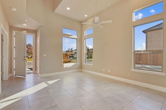 Building Photo - 2124 Tienda Dr