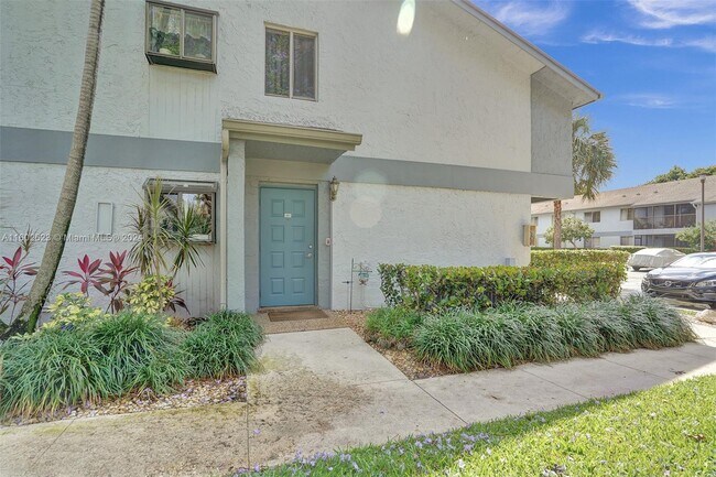 Foto del edificio - 2725 S Oakland Forest Dr
