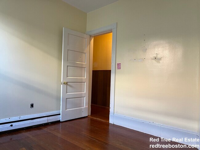 Building Photo - 168 Elm St