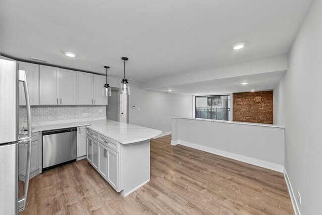 Building Photo - 1220 N La Salle Dr