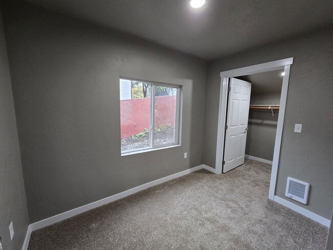 Building Photo - 1641 SE Marsters Ave