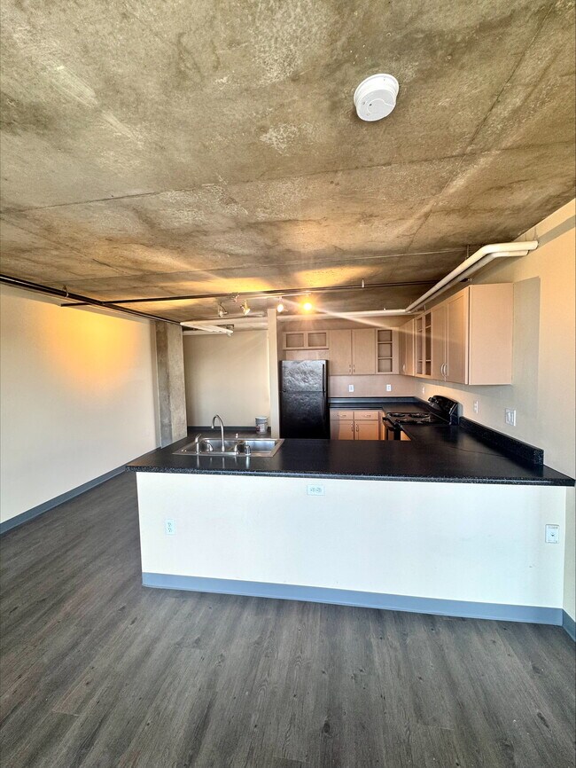 1x1E Kitchen - Broadway Plaza Lofts