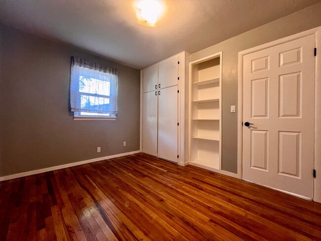 Foto del edificio - CHARMING ONE LEVEL HOME W/ GARAGE! W/S/G INCLUDED!