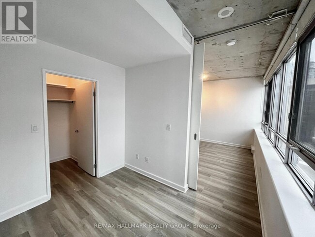 Building Photo - 180-180 York St