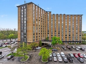 Building Photo - 1 Renaissance Pl
