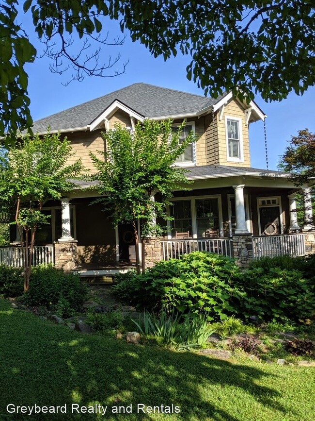 Building Photo - 3 br, 2.5 bath House - 204 Dogwood Lane