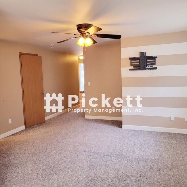 Building Photo - 3 Bedroom in Great Central Kitsap Location