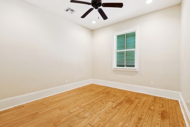 Building Photo - Beautiful 3 Bedroom Home Steps from Yulman...