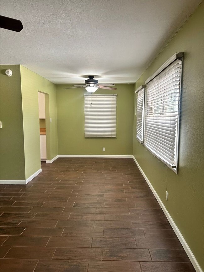 Foto del edificio - 3 bed with 1 bath - ALL TILE through out home