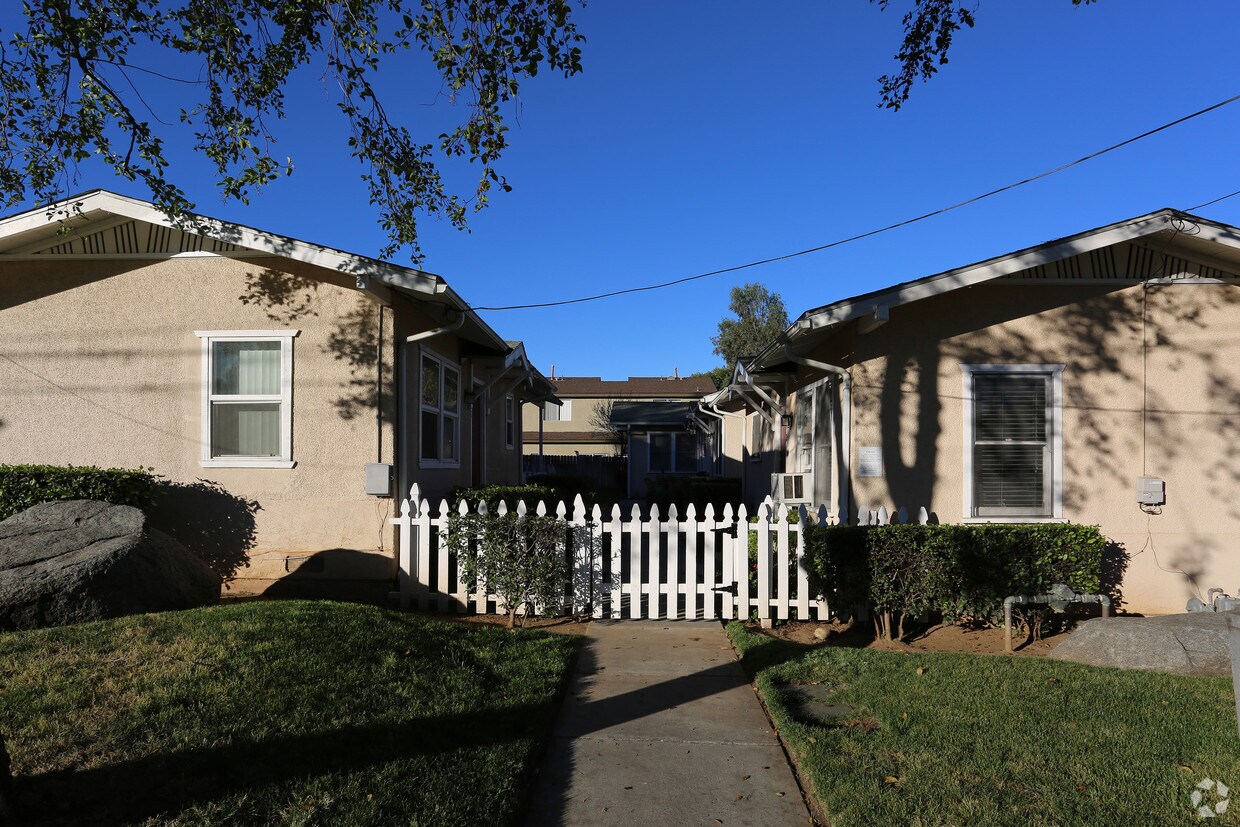 Primary Photo - 1203 S Maple St
