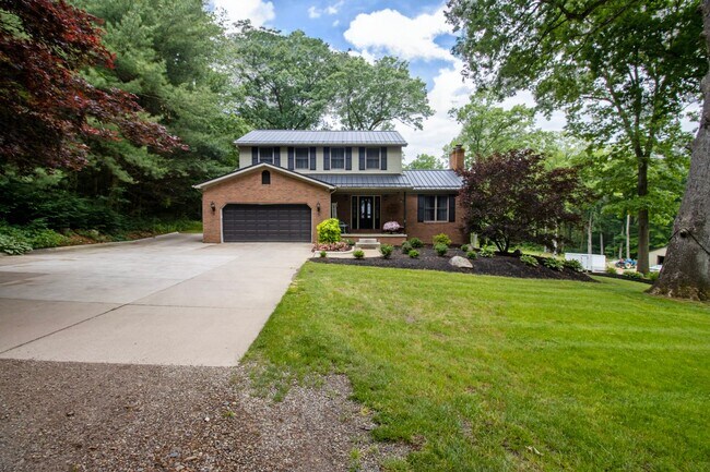 Foto del edificio - Four bedroom, single family home