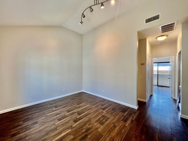 Foto del edificio - Beautiful 2B/2BA condo w/ 2 parking spaces...