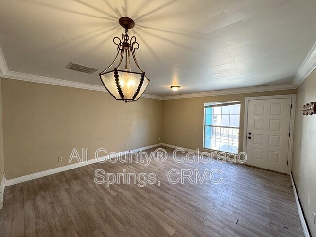 Foto del edificio - 3515 Rebecca Ln