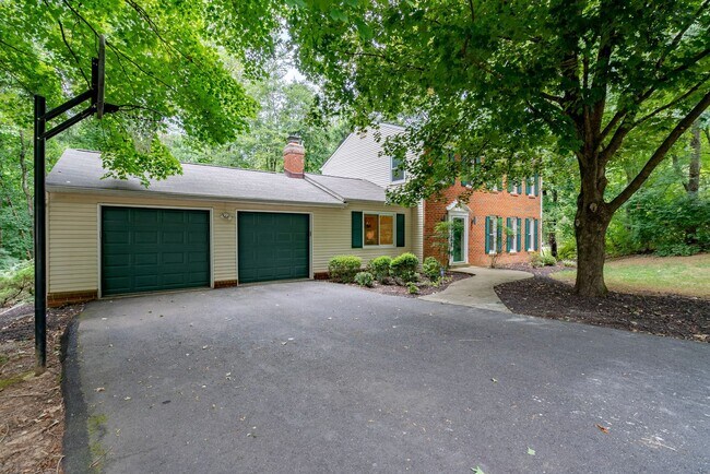 Foto del edificio - Fabulous 4 Bed 2.5 Bath Colonial With Pati...