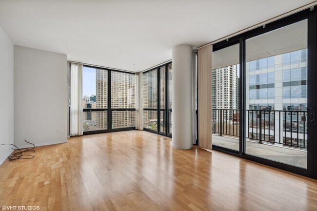 Building Photo - 210 S Desplaines St