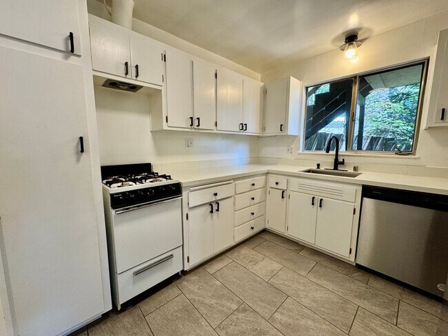 Foto del edificio - Natural Light Flooded 2 Bedroom Apartment ...