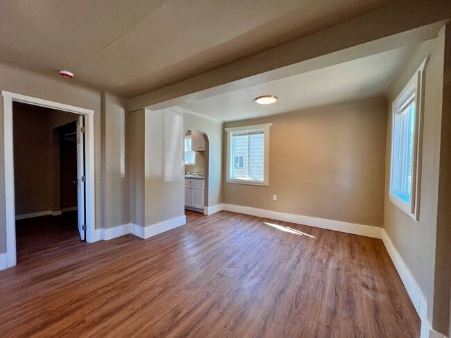Foto del edificio - Non-Refundable & Security Deposit Total: $1200.00