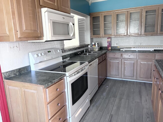 Foto del edificio - 210 Crestwood St