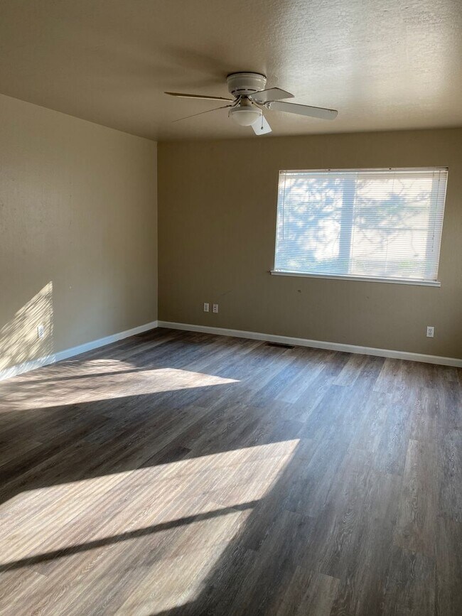 Building Photo - Plymouth Duplex