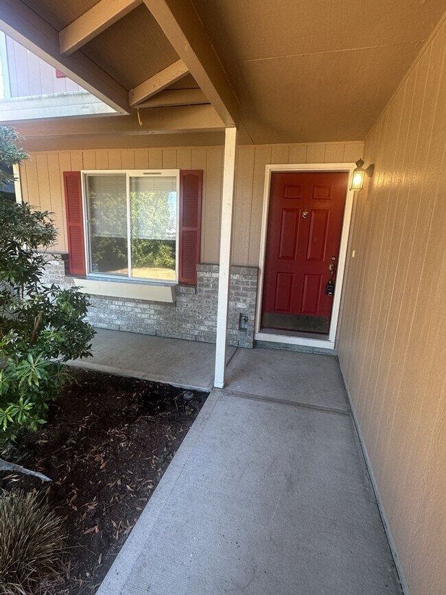 Building Photo - Two Story Home in East Vancouver!