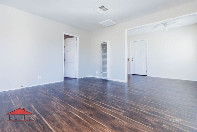 Foto del edificio - AVAILABLE NOW!!