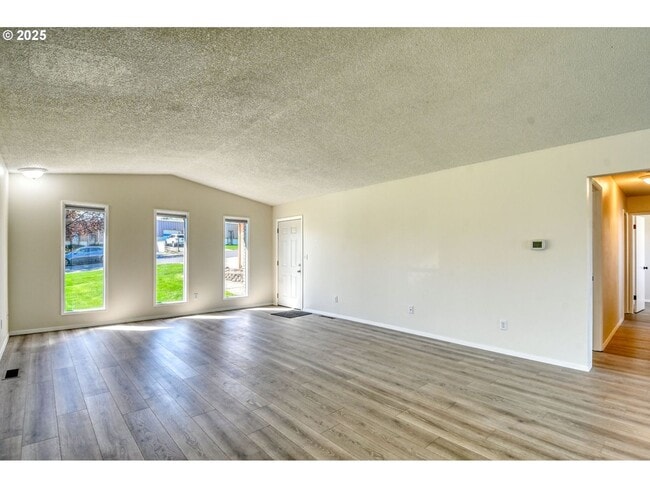Building Photo - Charming 3 Bedroom Home