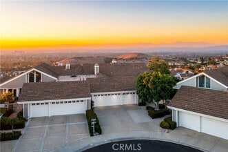 Building Photo - 6 Saros