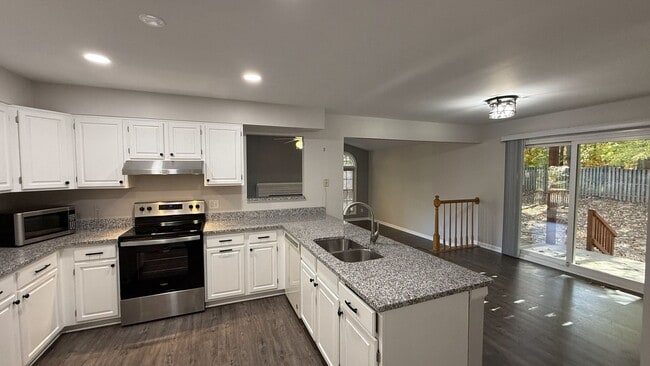 Building Photo - Settlers Landing Colonial