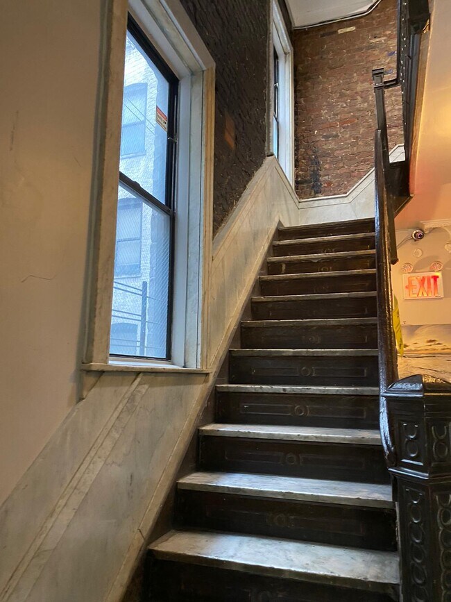 Building Photo - 304 S 3rd St