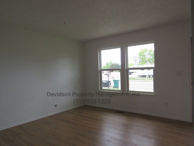 Foto del edificio - Charming 3-bedroom House in Secuirty-Widef...