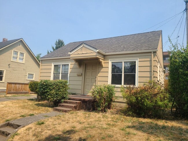 Building Photo - Cozy Home Close to Campus! ***Move-in SPEC...