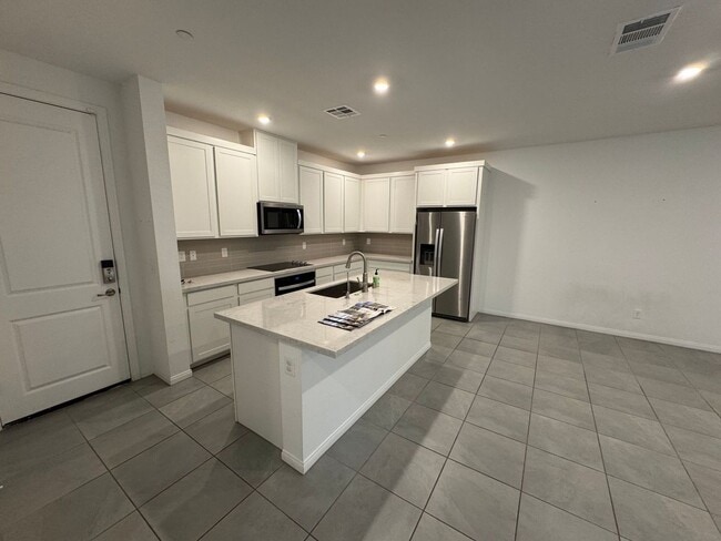 Building Photo - Stylish 3-Bedroom Home with Open Layout & ...