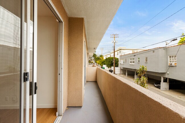 Foto del edificio - 200 N Almont Dr