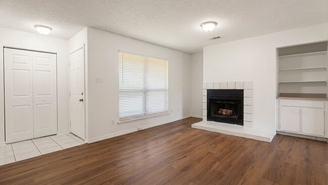Foto del edificio - Baymeadows 2-Bedroom Condo with Water Views & Screened Patio